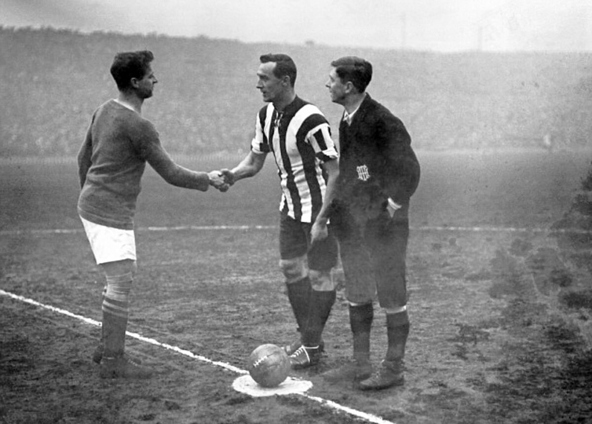 Handshake 1915 FA Cup Final
